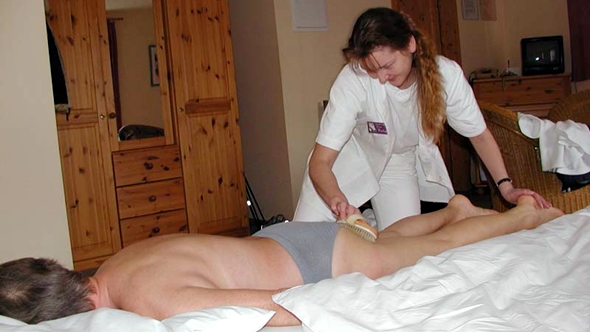 Bürstenmassage mit Franzbrandwein